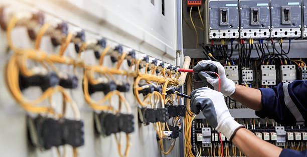 Professional Electrician technician working in New Hampton, IA